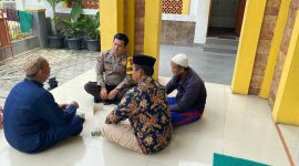 Bripka Yudi Apriadi bertemu dengan Ketua DKM setempat, Bapak H. Mansur, untuk menyampaikan pesan-pesan Kamtibmas. (Dok. Humas) 