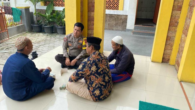 Bripka Yudi Apriadi bertemu dengan Ketua DKM setempat, Bapak H. Mansur, untuk menyampaikan pesan-pesan Kamtibmas. (Dok. Humas) 
