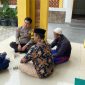 Bripka Yudi Apriadi bertemu dengan Ketua DKM setempat, Bapak H. Mansur, untuk menyampaikan pesan-pesan Kamtibmas. (Dok. Humas) 