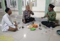Foto: Bhabinkamtibmas Polsek Balaraja Aipda Rahmat jalin Silaturahmi kepada KH Jamsari selaku Tokoh Agama di Kp Bojong Manuk RT 03/04 Desa Kubang Kecamatan Sukamulya Kabupaten Tangerang (Dok. Humas) 