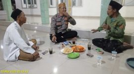 Foto: Bhabinkamtibmas Polsek Balaraja Aipda Rahmat jalin Silaturahmi kepada KH Jamsari selaku Tokoh Agama di Kp Bojong Manuk RT 03/04 Desa Kubang Kecamatan Sukamulya Kabupaten Tangerang (Dok. Humas) 