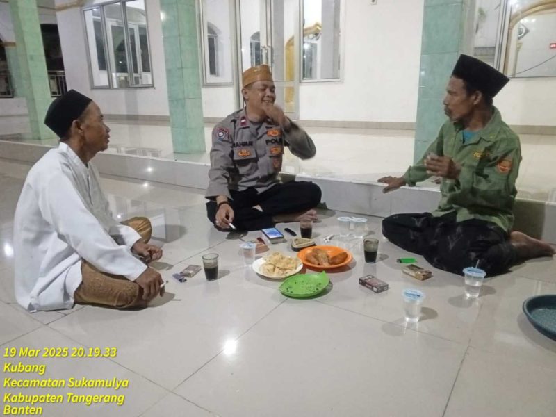 Foto: Bhabinkamtibmas Polsek Balaraja Aipda Rahmat jalin Silaturahmi kepada KH Jamsari selaku Tokoh Agama di Kp Bojong Manuk RT 03/04 Desa Kubang Kecamatan Sukamulya Kabupaten Tangerang (Dok. Humas) 