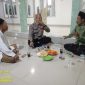 Foto: Bhabinkamtibmas Polsek Balaraja Aipda Rahmat jalin Silaturahmi kepada KH Jamsari selaku Tokoh Agama di Kp Bojong Manuk RT 03/04 Desa Kubang Kecamatan Sukamulya Kabupaten Tangerang (Dok. Humas) 