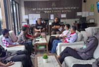 Sejumlah aktivis dan masyarakat sipil menyoroti proyek-proyek fiktif dan mark-up yang terjadi dalam anggaran Dishub Banten. (Dok. Samudi) 