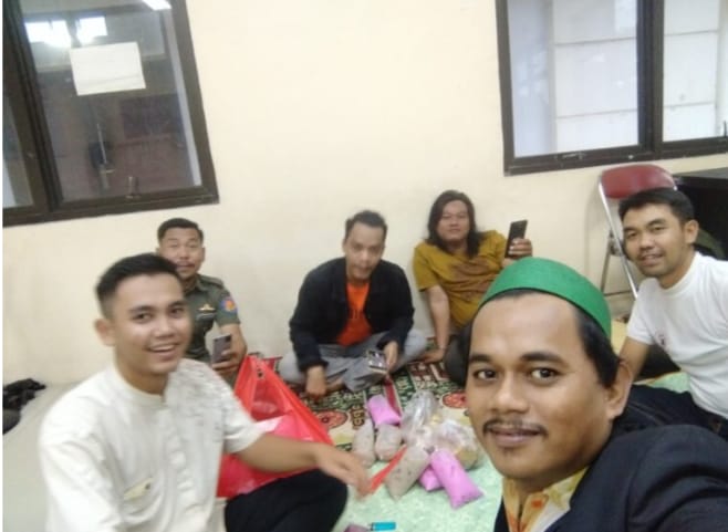 Mempererat silaturahmi di bulan suci Ramadan, Media Center Community Kemiri (MCCK), Satuan Polisi Pamong Praja (Satpol PP) Kemiri, Relawan Pemadam Kebakaran (Redkar), serta Majelis Wakil Cabang Nahdlatul Ulama (MWCNU) Kemiri, menggelar acara buka puasa bersama. (dok. MCCK)