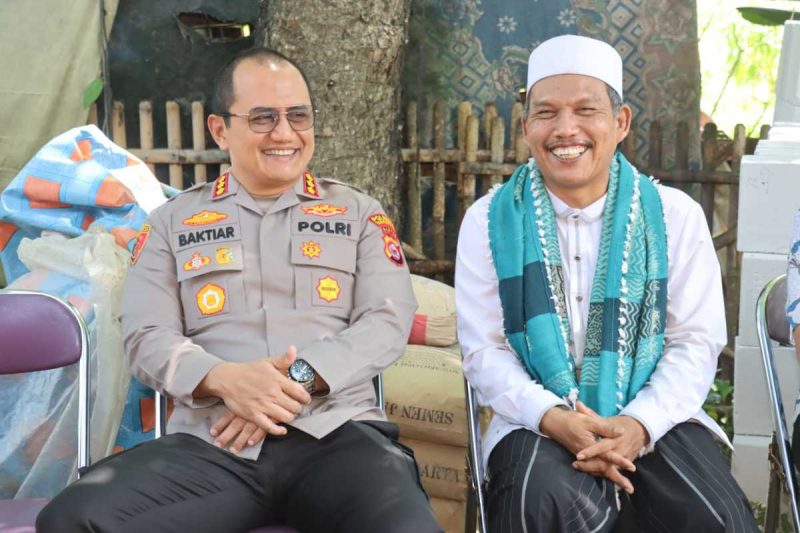Kapolresta Tangerang Kombes Pol Baktiar Joko Mujiono melaksanakan silaturahmi dengan tokoh agama MUI Kecamatan Kresek, KH. Abdul Muid. (Humas) 