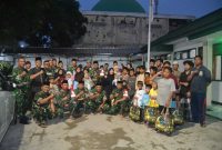 Foto: Kapten Infanteri Hartono, Beserta Jajaran Danramil Mauk dan anak-anak Yatim. (Dok. Red/Roy). 