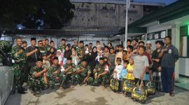 Foto: Kapten Infanteri Hartono, Beserta Jajaran Danramil Mauk dan anak-anak Yatim. (Dok. Red/Roy). 