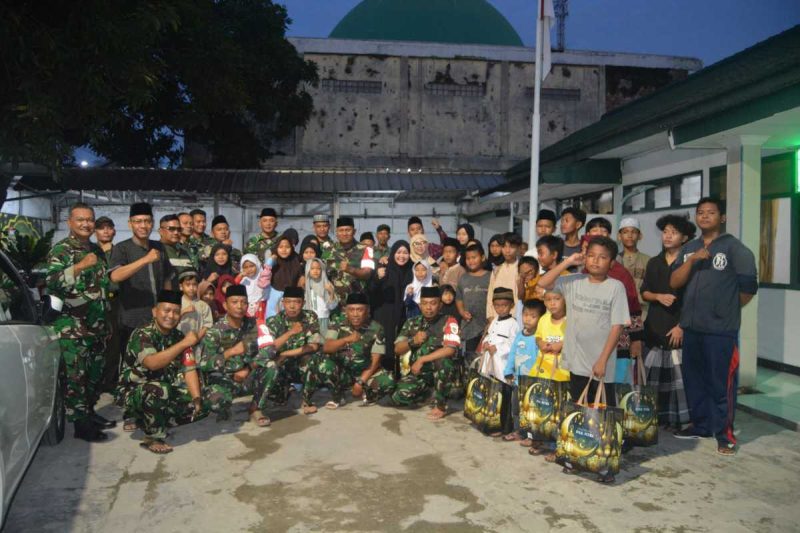 Foto: Kapten Infanteri Hartono, Beserta Jajaran Danramil Mauk dan anak-anak Yatim. (Dok. Red/Roy). 
