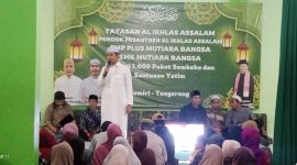 Yayasan Al-Ikhlas Assalam dan SMK Mutiara Bangsa sukses bagikan 1000 paket sembako dan santunan anak yatim, bantu meringankan beban masyarakat. (Foto: Ahmad/Metrosiar) 