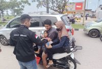 Pengendara Motor yang sedang mengambil takjil menjelang buka puasa. (Foto: Metrosiar)