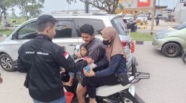 Pengendara Motor yang sedang mengambil takjil menjelang buka puasa. (Foto: Metrosiar)