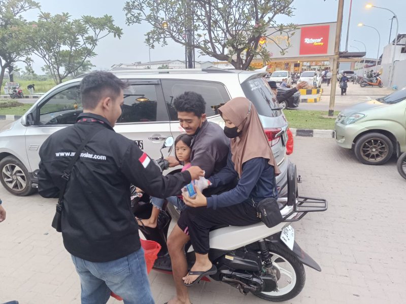 Pengendara Motor yang sedang mengambil takjil menjelang buka puasa. (Foto: Metrosiar)