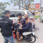 Pengendara Motor yang sedang mengambil takjil menjelang buka puasa. (Foto: Metrosiar)