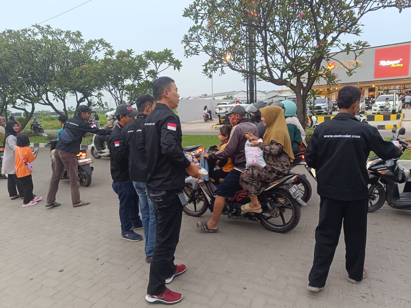 Antusias pengendara begitu tinggi untukengambil takjil yang dibagikan oleh team Metrosiar & team Gerakan Amal Shaleh