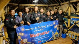 Awak media Metrosiar bagikan 140 takjil di Jalan Raya Bumi Indah, Tangerang, untuk berbagi berkah Ramadhan bersama Yayasan GAS. (Foto: Dok. Metrosiar)