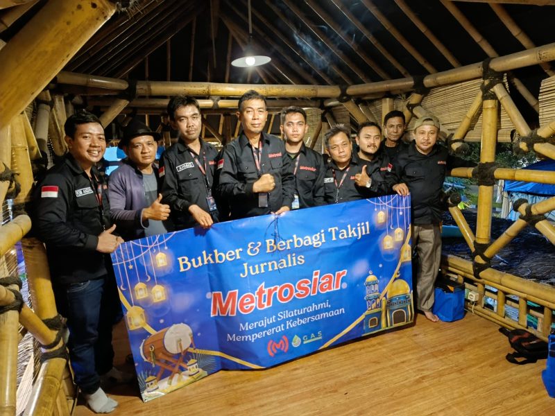 Awak media Metrosiar bagikan 140 takjil di Jalan Raya Bumi Indah, Tangerang, untuk berbagi berkah Ramadhan bersama Yayasan GAS. (Foto: Dok. Metrosiar)