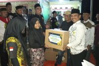 Foto: Ketua TTKKBI DPW II Kab. Tangerang memberikan santunan (Dok. Istimewa) 
