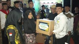 Foto: Ketua TTKKBI DPW II Kab. Tangerang memberikan santunan (Dok. Istimewa) 