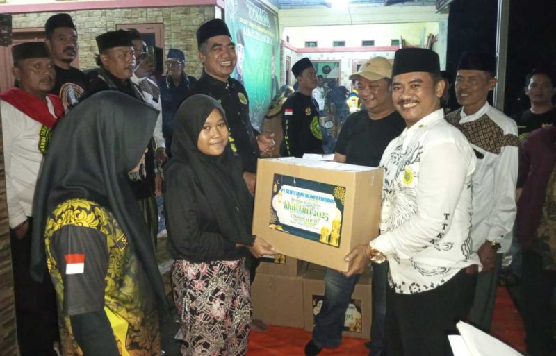 Foto: Ketua TTKKBI DPW II Kab. Tangerang memberikan santunan (Dok. Istimewa) 