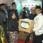Foto: Ketua TTKKBI DPW II Kab. Tangerang memberikan santunan (Dok. Istimewa) 