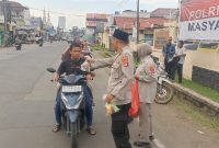 Polsek Pasar Kemis Polresta Tangerang Polda Banten bagi-bagi takjil gratis kepada masyarakat pengguna jalan jelang waktu berbuka puasa di depan kantor Polsek setempat, Kamis (27/3/2025). //Dok. Polsek Pasar Kemis//