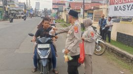 Polsek Pasar Kemis Polresta Tangerang Polda Banten bagi-bagi takjil gratis kepada masyarakat pengguna jalan jelang waktu berbuka puasa di depan kantor Polsek setempat, Kamis (27/3/2025). //Dok. Polsek Pasar Kemis//