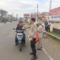 Polsek Pasar Kemis Polresta Tangerang Polda Banten bagi-bagi takjil gratis kepada masyarakat pengguna jalan jelang waktu berbuka puasa di depan kantor Polsek setempat, Kamis (27/3/2025). //Dok. Polsek Pasar Kemis//