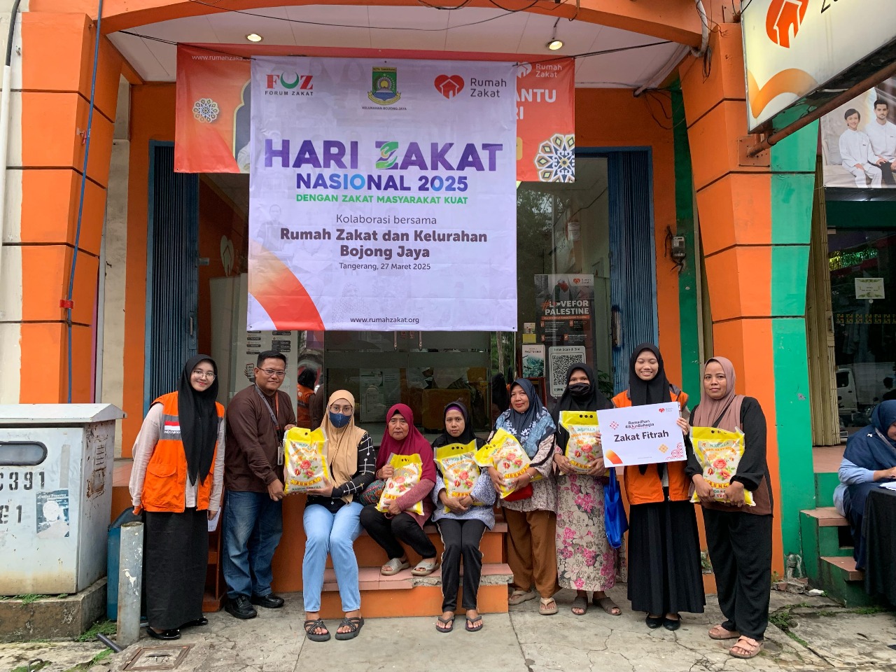 Foto bersama penyaluran Rumah Zakat (Dok. Istimewa)