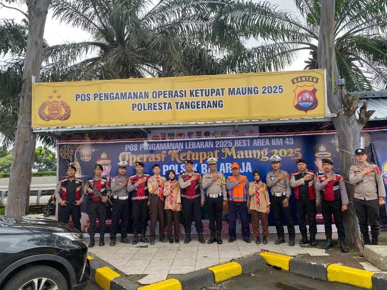 Anggota Kasatgas Preventif Polresta Tangerang melaksanakan pengecekan terhadap sekitar wilayah yang berada di rest area tersebut. (Dok.Humas) 