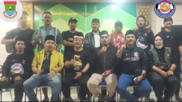 Potret Camat Kemiri Beserta Pengurus Forsil Kemiri. (Dok. Forsil Kemiri/Jay Bastian) 