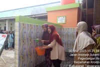 Warga Kampung Warung Bojong terima bantuan beras dan merayakan peresmian MCK serta tempat wudhu di MDA Mamba'ul Ilmi, Tangerang, Banten.  (Istimewa)