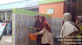 Warga Kampung Warung Bojong terima bantuan beras dan merayakan peresmian MCK serta tempat wudhu di MDA Mamba'ul Ilmi, Tangerang, Banten.  (Istimewa)