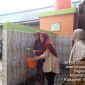Warga Kampung Warung Bojong terima bantuan beras dan merayakan peresmian MCK serta tempat wudhu di MDA Mamba'ul Ilmi, Tangerang, Banten.  (Istimewa)
