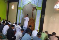 Masjid Al-Wustho di Desa Mekarsari menggelar Salat Idul Fitri 1 Syawal 1446 H dengan khotbah oleh Gus Deden, dihadiri ribuan jamaah setempat. (Istimewa)