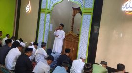 Masjid Al-Wustho di Desa Mekarsari menggelar Salat Idul Fitri 1 Syawal 1446 H dengan khotbah oleh Gus Deden, dihadiri ribuan jamaah setempat. (Istimewa)