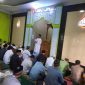 Masjid Al-Wustho di Desa Mekarsari menggelar Salat Idul Fitri 1 Syawal 1446 H dengan khotbah oleh Gus Deden, dihadiri ribuan jamaah setempat. (Istimewa)