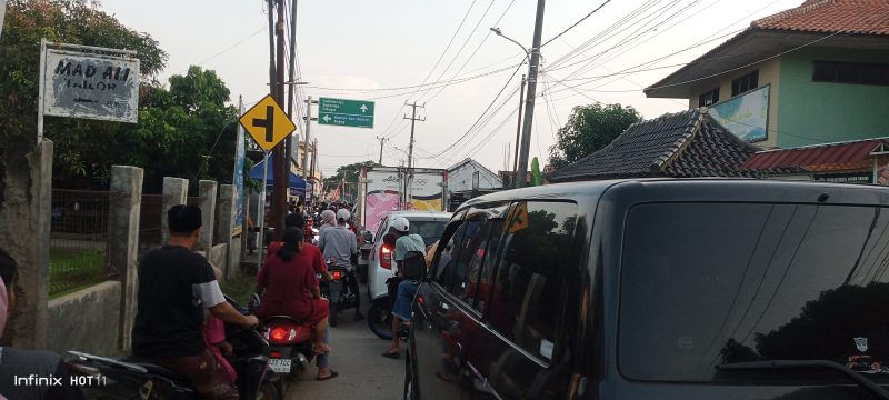 kepadatan lalu lintas di bulan Ramadan cenderung meningkat terutama saat menjelang berbuka puasa. (Foto: Ahmad/Metrosiar) 