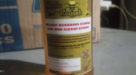 Agribisnis Pemasaran Madu ruqiyah – sebagai sumber pemasukan serta edukasi bagi Siswa SMK dan Santri Ilhami Kemiri. (Foto: Ahmad/Metrosiar) 