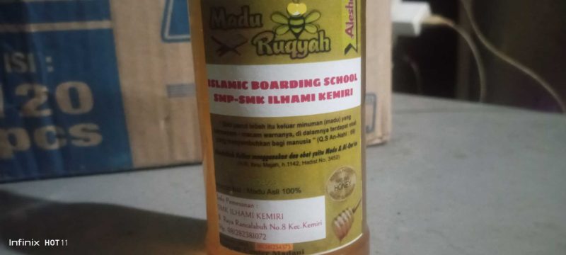 Agribisnis Pemasaran Madu ruqiyah – sebagai sumber pemasukan serta edukasi bagi Siswa SMK dan Santri Ilhami Kemiri. (Foto: Ahmad/Metrosiar) 
