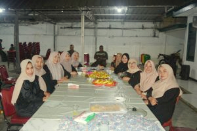 Ibu-ibu Persit KCK Ranting 10 Cabang XXIV turut membagikan santunan berupa paket sembako, uang tunai, dan kebutuhan lainnya.