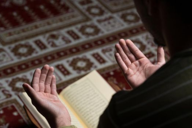 Potret ilustrasi doa dan amalan di malam Nuzulul Qur'an (NET)