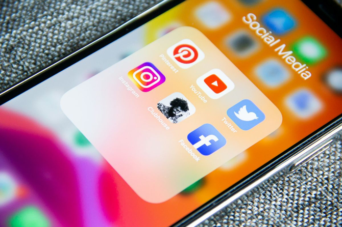 Ilustrasi penggunaan efek velocity dalam pengeditan video TikTok. Efek ini memungkinkan pengguna membuat slow motion pada frame tertentu untuk menonjolkan momen atau gerakan, seperti joget atau aksi spesial, sehingga video terlihat lebih dinamis dan menarik. (Sumber: Dok. Unsplash/Adem AY)