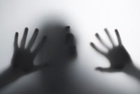 Jenazah Akseyna ditemukan di Danau Kenanga UI, polisi temukan tulisan tangan dan bukti kekerasan, namun penyebab kematian masih misteri. (Foto Ilustrasi/Freepik)