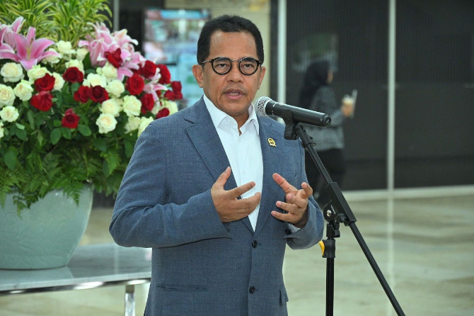 Sekretaris Jenderal (Sekjen) DPR RI Indra Iskandar saat memberikan keterangan kepada awak media di Nusantara III, DPR RI, Senayan, Jakarta, Jumat (4/10/2024). //dpr.go.id//