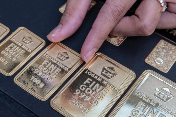 Animo masyarakat Indonesia terhadap Bank Emas terus meningkat, dengan BSI dan Pegadaian memimpin, menawarkan solusi investasi emas yang menguntungkan. Potret Emas Antam Imitasi di Pasar Emas Mayestik, Jakarta Selatan. (Dok. ANTARA FOTO)