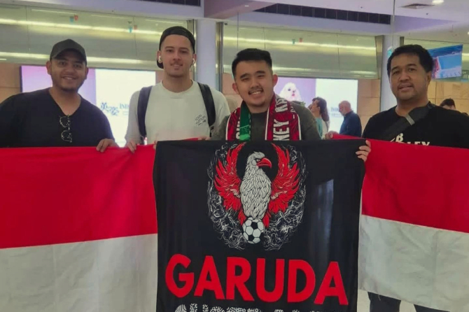 Para pemain Timnas Indonesia mulai tiba di Sydney, Australia, melalui penerbangan masing-masing sepanjang akhir pekan 15-16 Maret 2025, menandakan persiapan tim untuk laga Australia vs Indonesia dalam Kualifikasi Piala Dunia 2026. Sebanyak 20 pemain Timnas Indonesia dipastikan akan berkumpul di Sydney pada Senin (17/3/2025), dan siap bertanding pada laga lanjutan Grup C pada Kamis (20/3/2025).