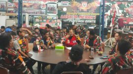 KAMADA Provinsi Banten berada di Meja Bundar bersama 2 kandidat Kamacab Kabupaten Lebak dan Tokoh-tokoh LMP Lebak. (Dok. LMP Banten)