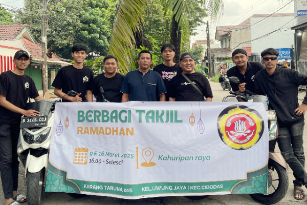 Anggota Karang Taruna Unit 016 Kelurahan Uwung Jaya membagikan takjil kepada pengguna jalan di wilayah Kelurahan Uwung Jaya pada bulan Ramadan.