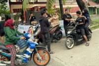 Karang Taruna Unit 016 Uwung Jaya bagikan 500 takjil dan adakan buka puasa bersama untuk tingkatkan kepedulian sosial di bulan Ramadan. (Foto: Dok. Karang Taruna)